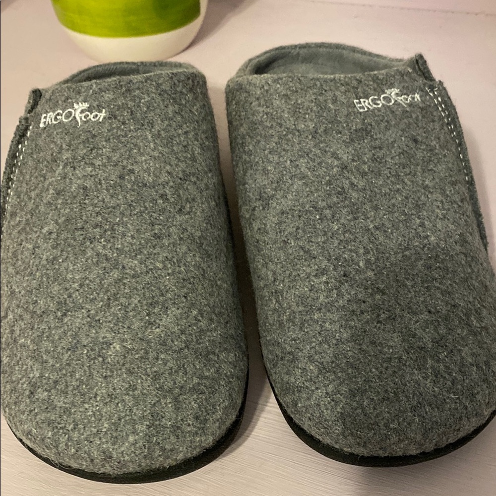 Ergo Foot Gray Slippers, like new condition
